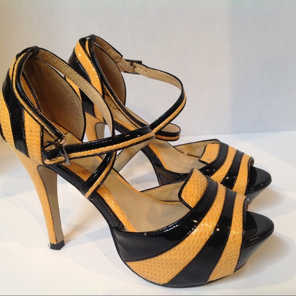 Stylluxe Shoes - Vegan STYLUXE 4.5" heels gold black honeycomb SZ 6
